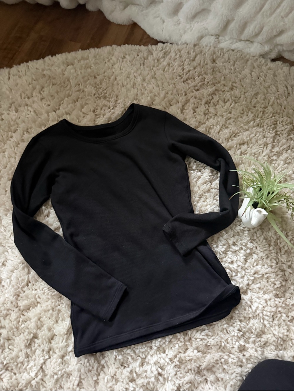 Uniqlo Heattech ultra warm Black Long-Sleeve Crewneck Tee